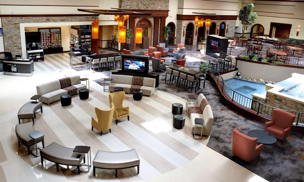 Detroit Hotel | DoubleTree by Hilton Detroit - Dearborn