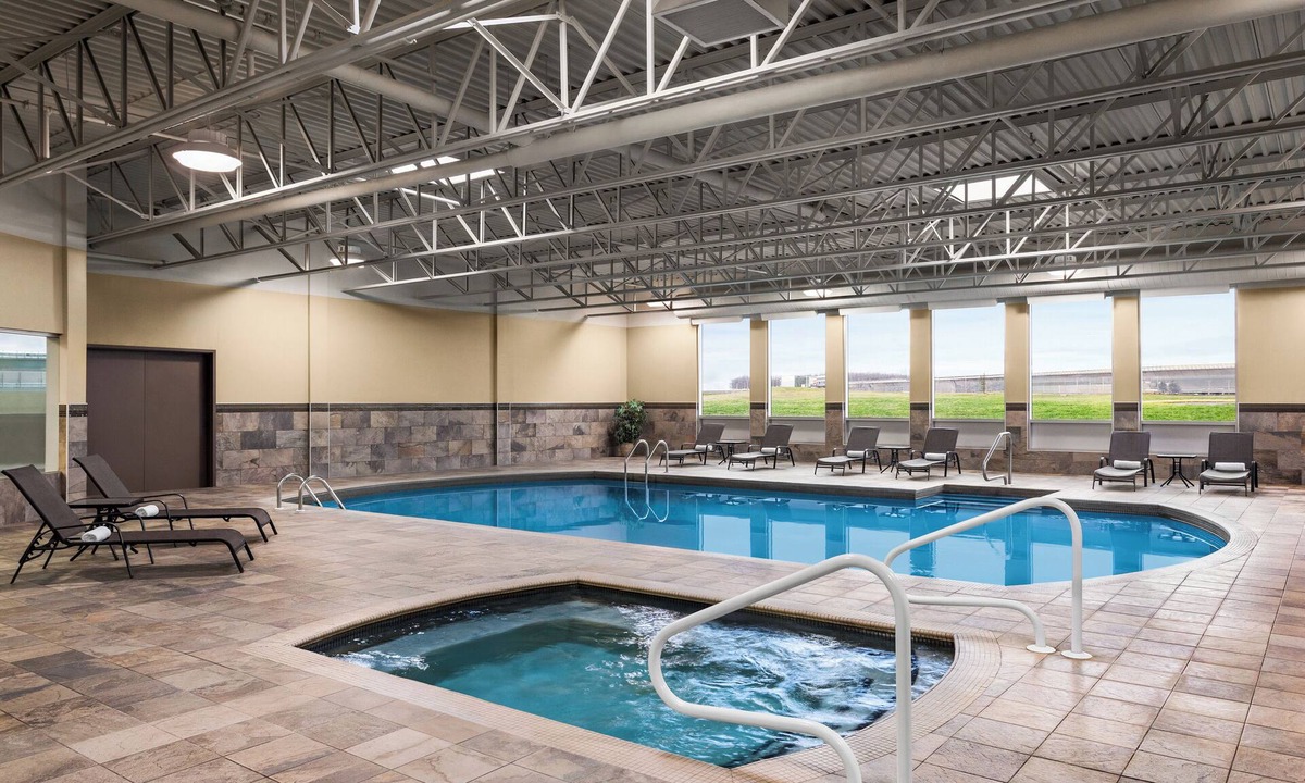 Pointe Claire Hotel | DoubleTree by Hilton Pointe Claire Montreal Airport West