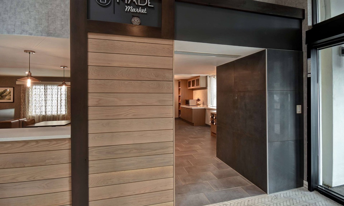 Airport Township Hotel | DoubleTree by Hilton St. Louis Airport
