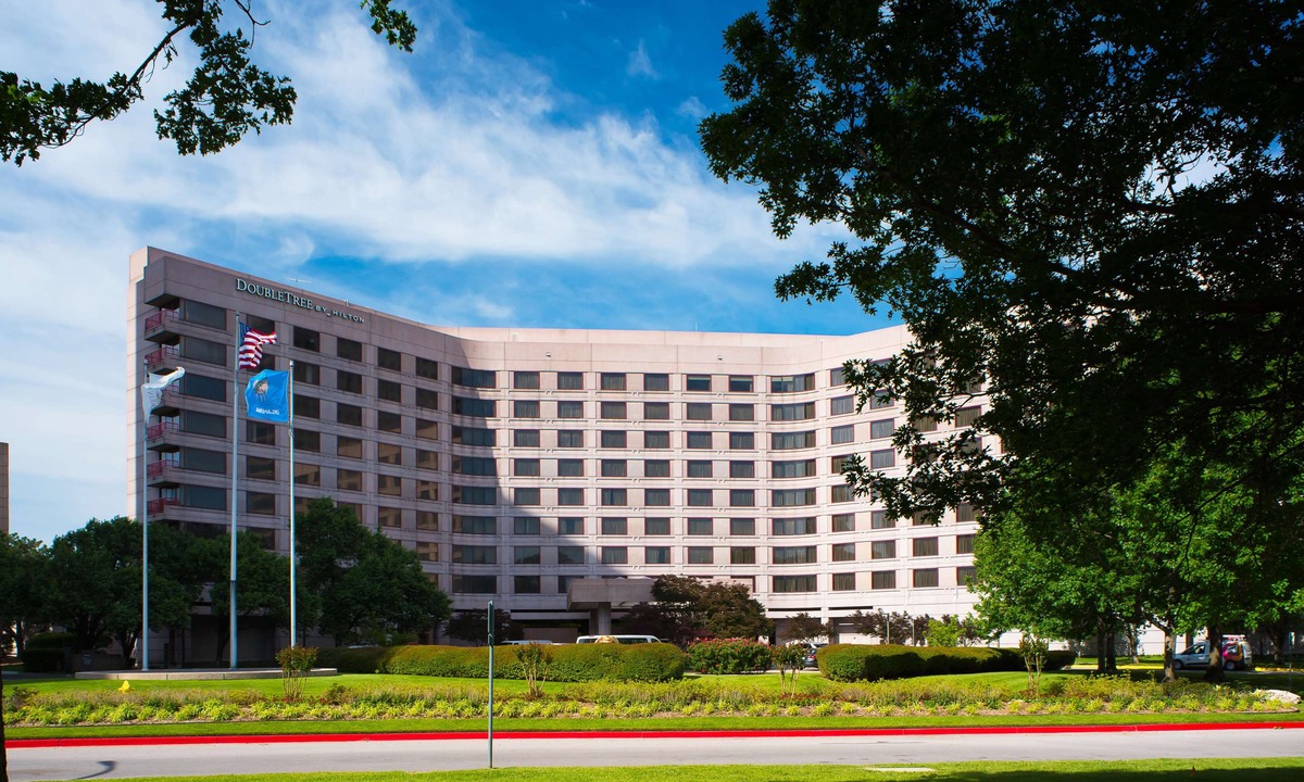 South Tulsa Hotel | DoubleTree by Hilton Tulsa at Warren Place