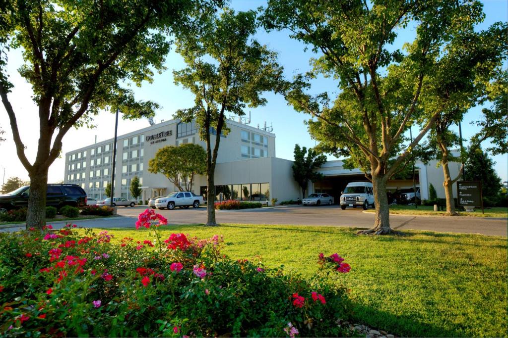 Wichita Hotel | DoubleTree by Hilton Wichita Airport