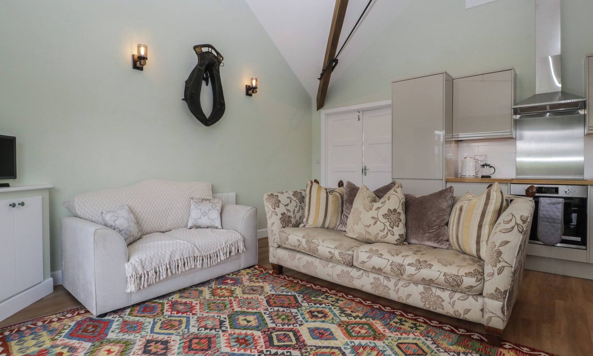 Mere Cottage | DOUBLETREE COTTAGE, pet friendly, with a garden in Mere