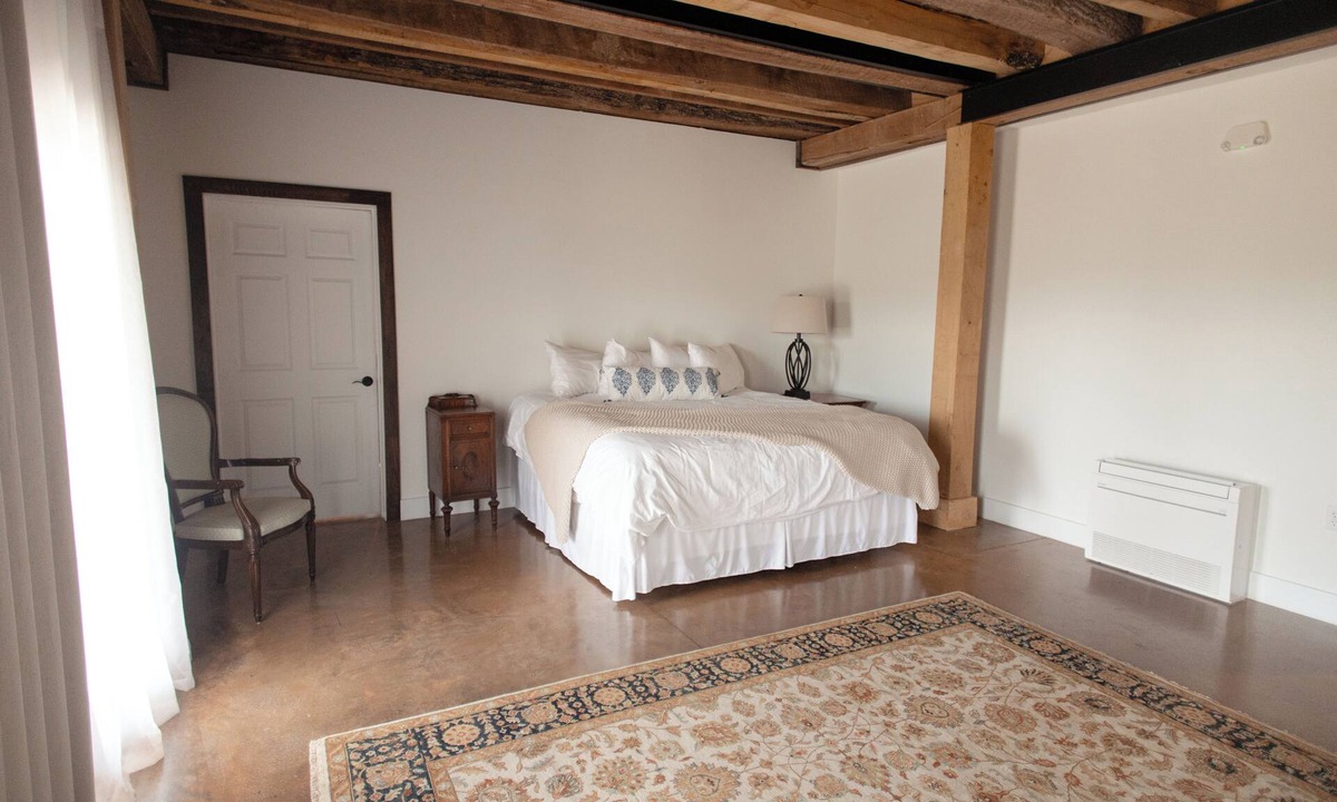 Lexington House | Dove Suite, King Bed in Blue Ridge Mountains