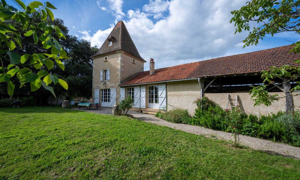 Castera-Verduzan House | Dovecote in the quiet Gers countryside, heated swimming pool