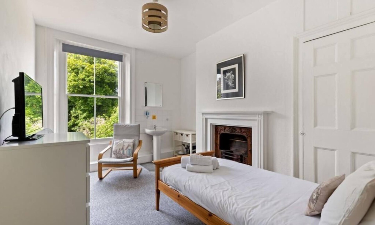 Dover House | Dover Town Rooms (Single Room 5)