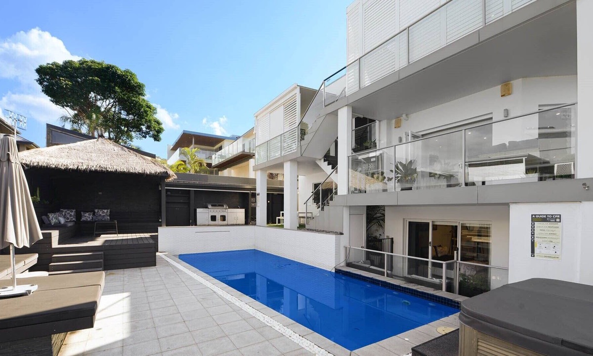 Wamberal House | DoVilla-Sleeps 14 - Luxury Style Accommodation