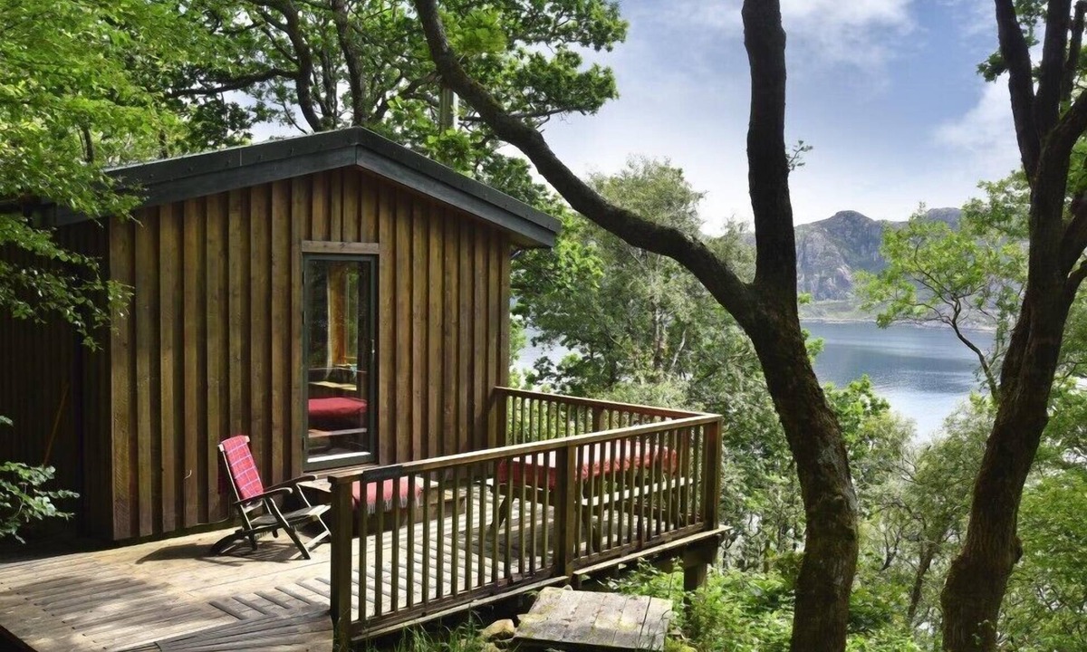 Diabaig Cottage | DOWN HOUSE, pet friendly, with open fire in Torridon