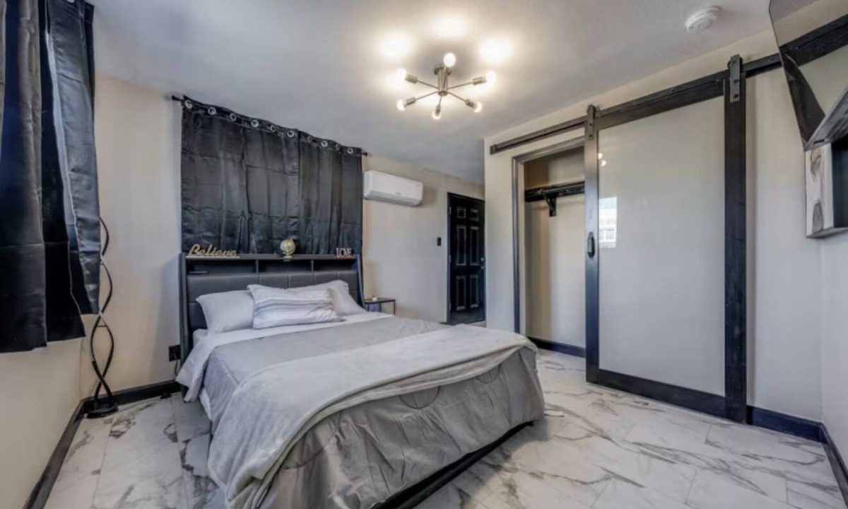 Near East Side House | Down Town San Antonio Staynn3mins from the Riverwalkn2 mins from the Alamodome