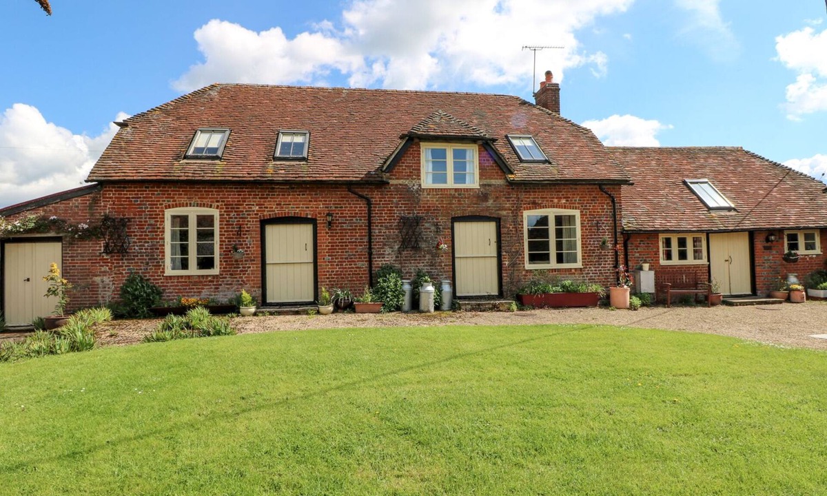 East Tytherley Cottage | DOWNS VIEW DAIRY, pet friendly, with open fire in West Tytherley