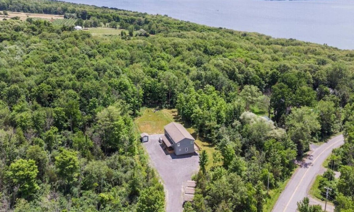 Lansing Apartment | Downstairs Lansing 3 bedroom 2 bathroom · Escape to NY Wine Country !