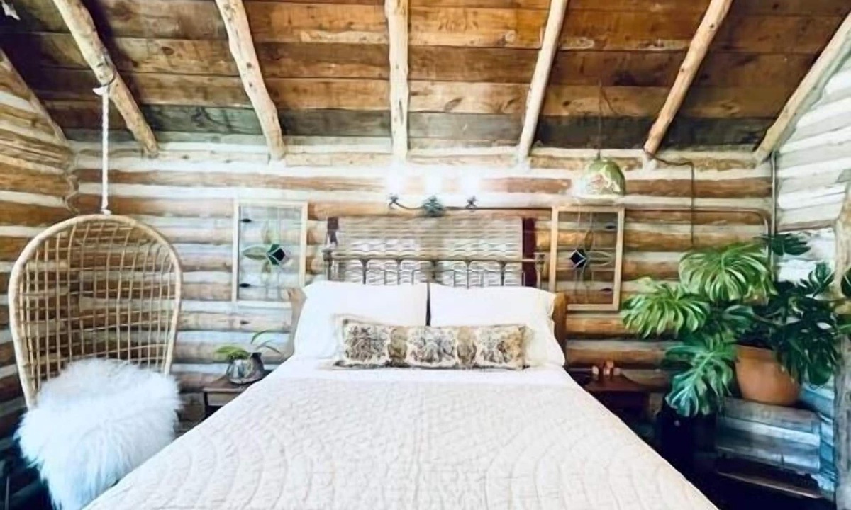 Eureka Springs Historic District Cabin | Downtown 1930’s Log Cabin