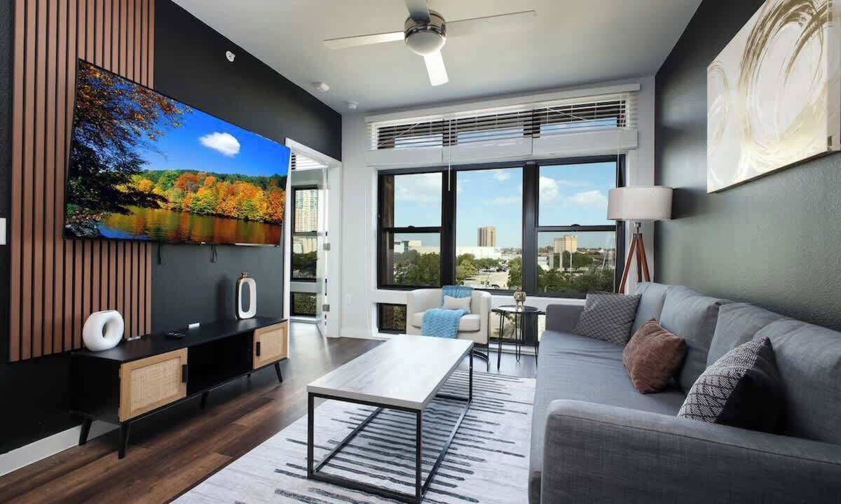 Southtown Apartment | Downtown 1BR w/Gym, Parking Near Rvrwalk &Dome