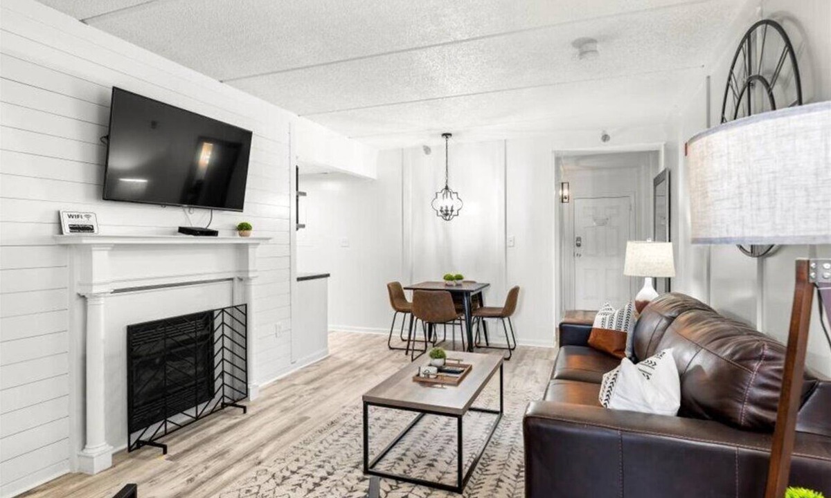 Gatlinburg Condo | Downtown 2-bedroom 2 bath condo in Gatlinburg with heated pool