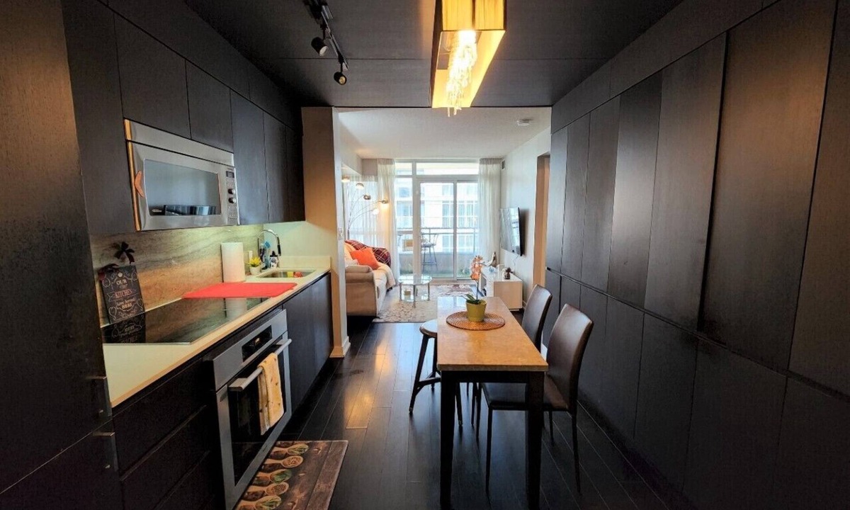 Wellington Place Condo | Downtown 2Bd Condo with steps to CN Tower and Lake