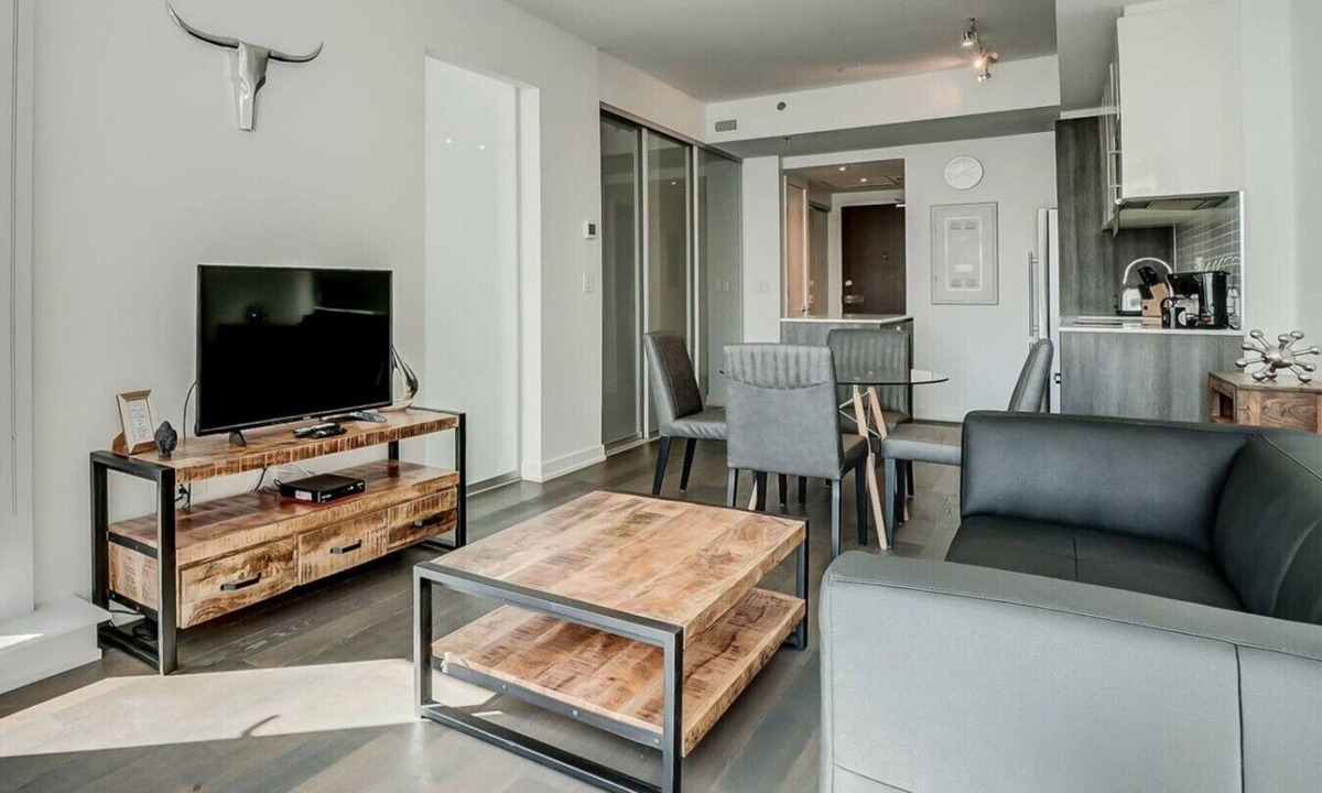 Byward Market - Parliament Hill Apartment | Downtown 2BR Gem with Balcony and Skyline Views