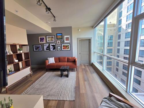 East Village Apartment | Downtown 3-bedroom Apartment Steps to Convention Center, Petco Park, with Pool, Gym, Parking