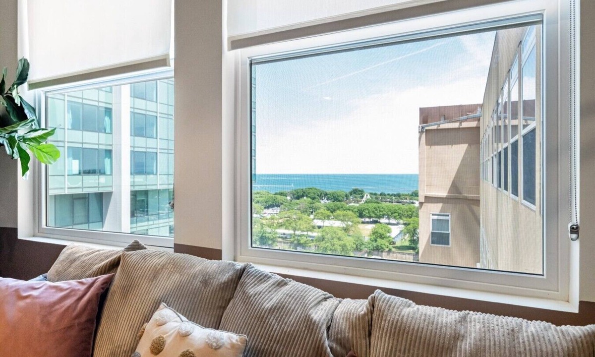Printers Row Apartment | Downtown 3bd Penthouse| Lake Mich VIEWS +gym