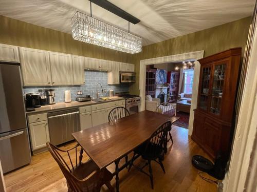 Albany House | Downtown 3BR duplex full kitchen parking off i-787