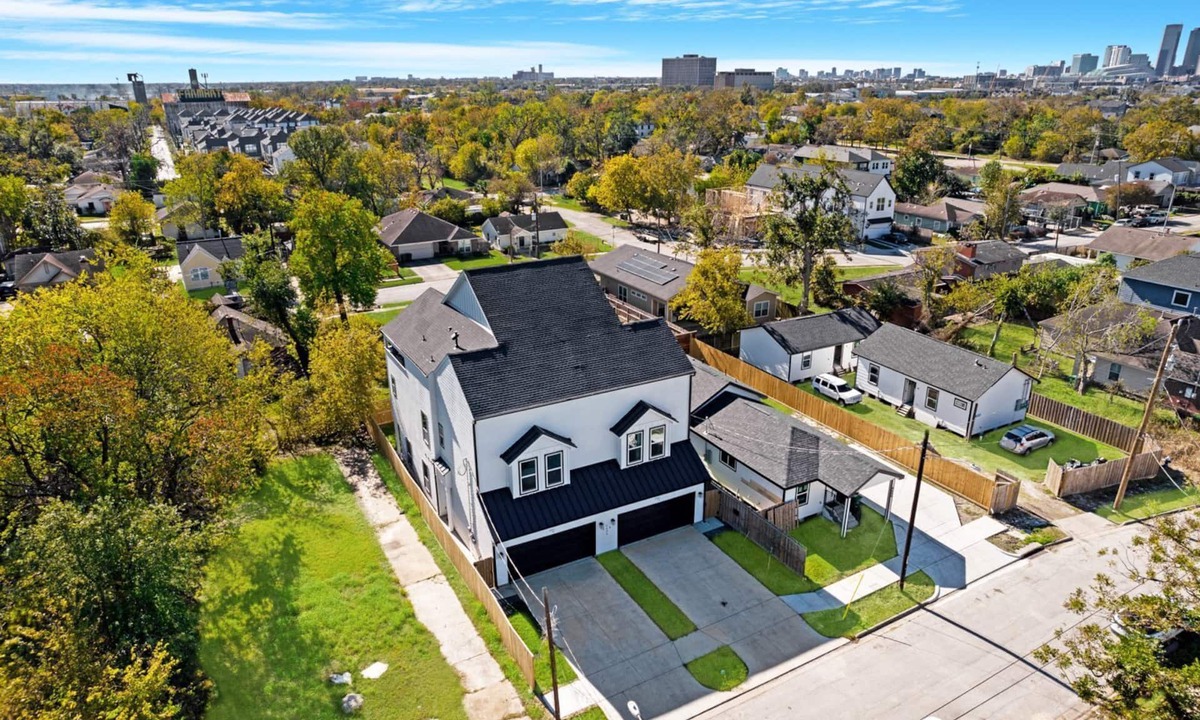 Northside House | Downtown 4BR Modern 3-Story Home w/Rooftop & EV