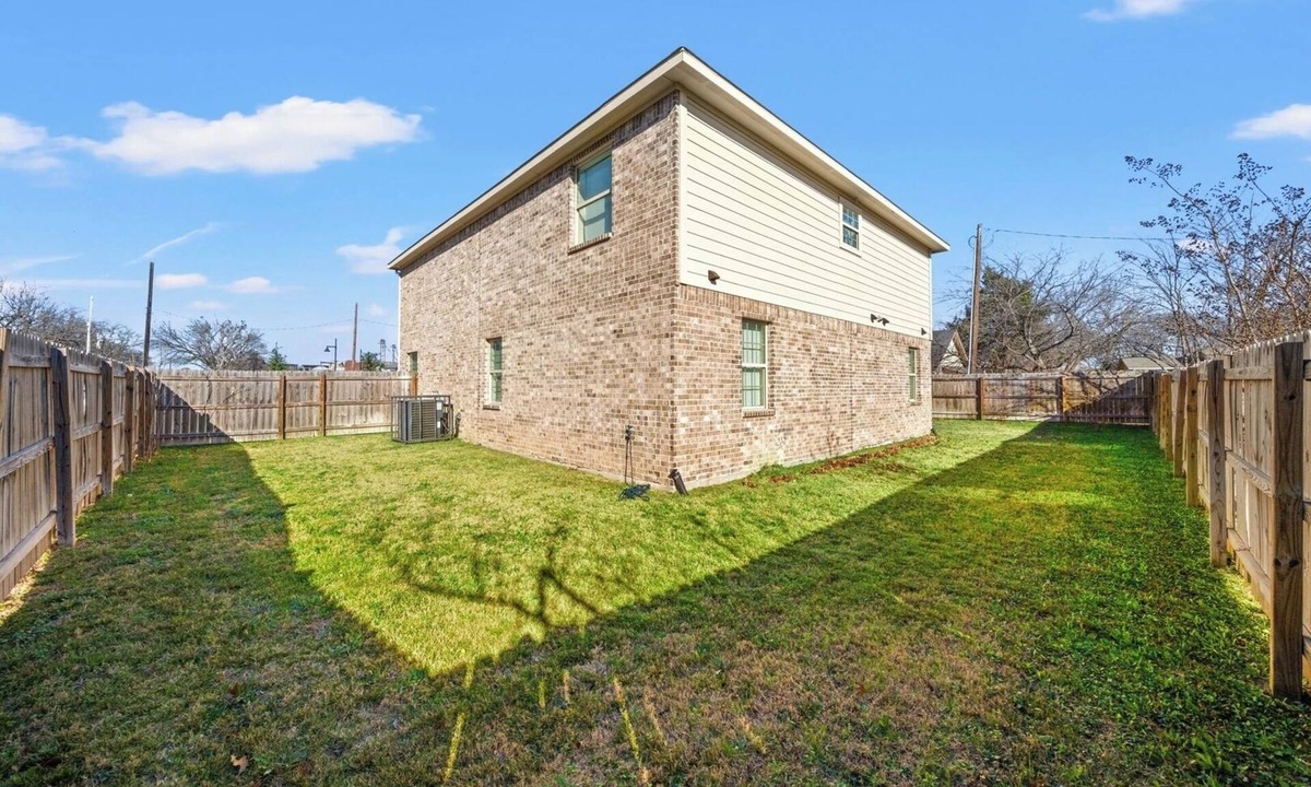 McKinney House | Downtown Access Fenced Yard Sleeps 10
