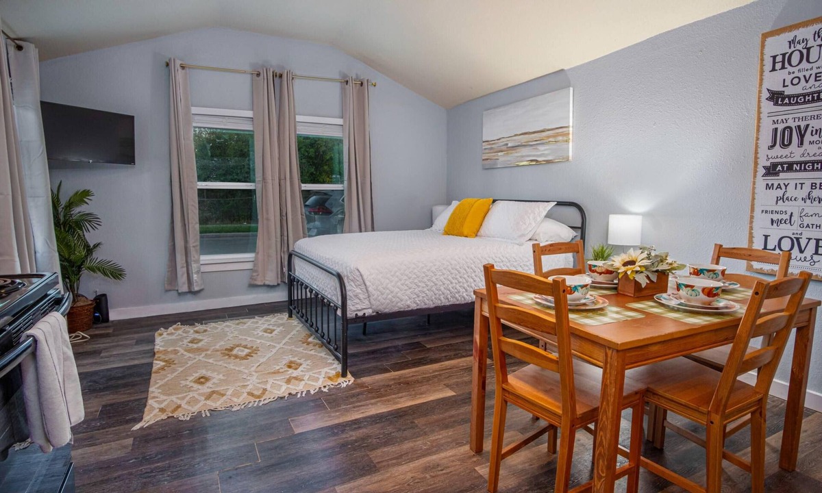 Nevada Street Apartment | Downtown Accessible New 1br/1ba Cozy Studio