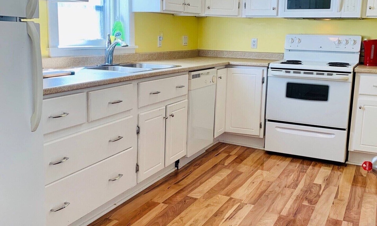 Summerside House | Downtown across from the beach