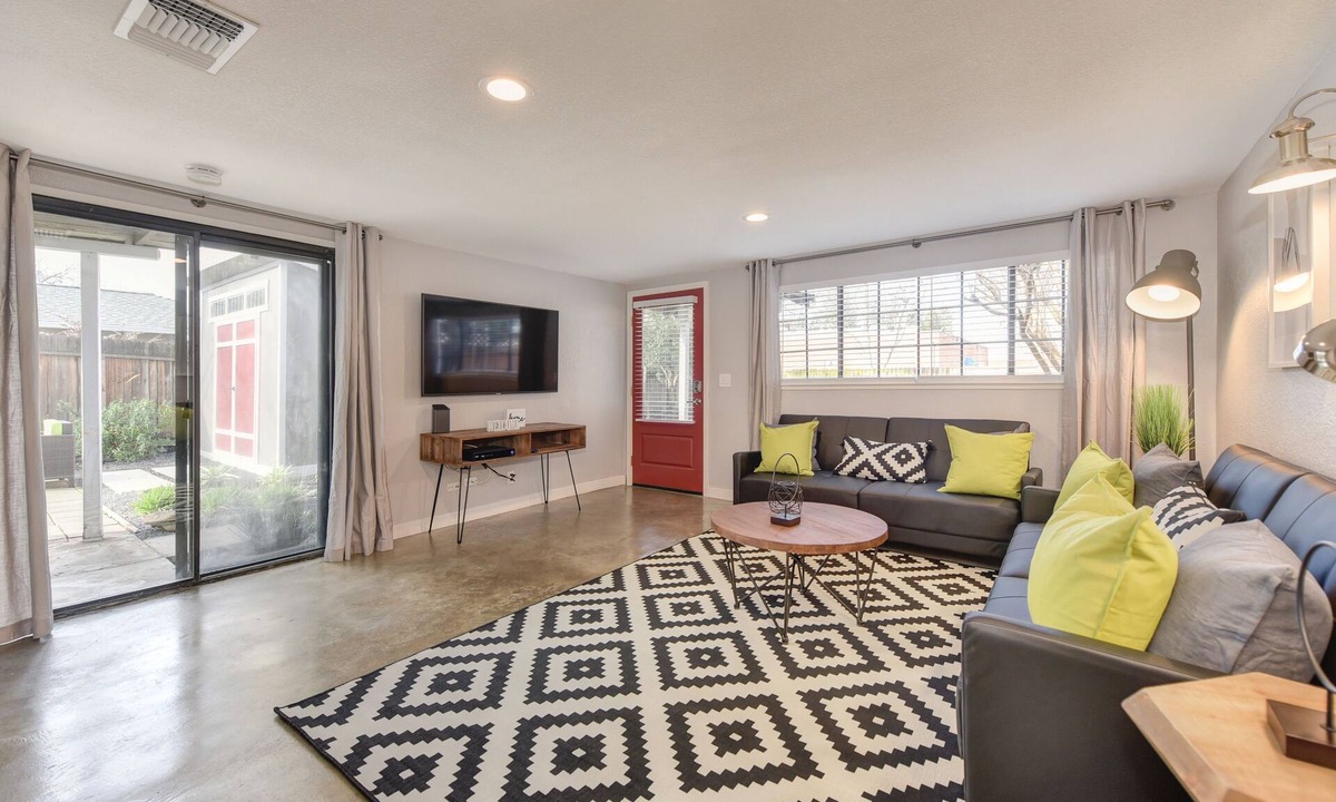 Central Sacramento House | Downtown ALHAMBRA HOUSE Walk to ALL J Street & Midtown Back Yard Grill Parking