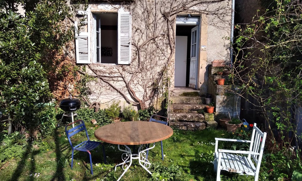 Avallon Apartment | Downtown apartment with garden