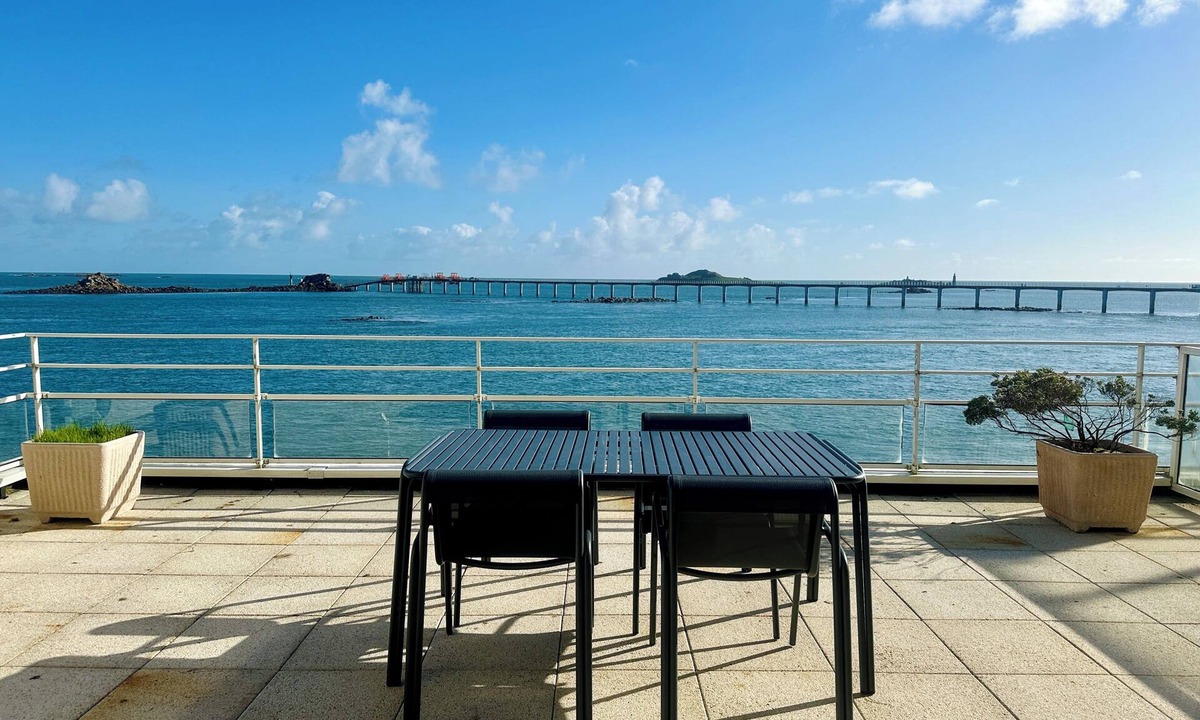 Roscoff Apartment | Downtown apartment with panoramic sea view
