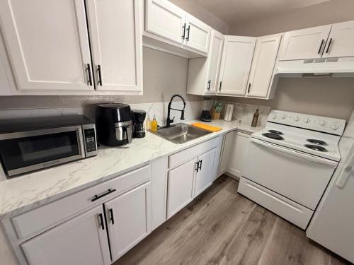 Downtown Las Vegas Apartment | Downtown Apt 5 Min Walk to Downtown - Free Parking