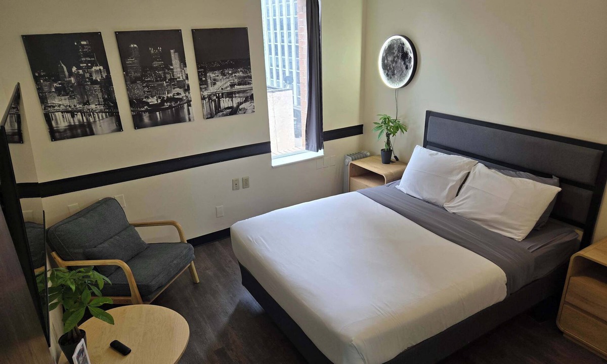 Downtown Pittsburgh Apartment | Downtown Apt | Walk Everywhere | Clean + Safe
