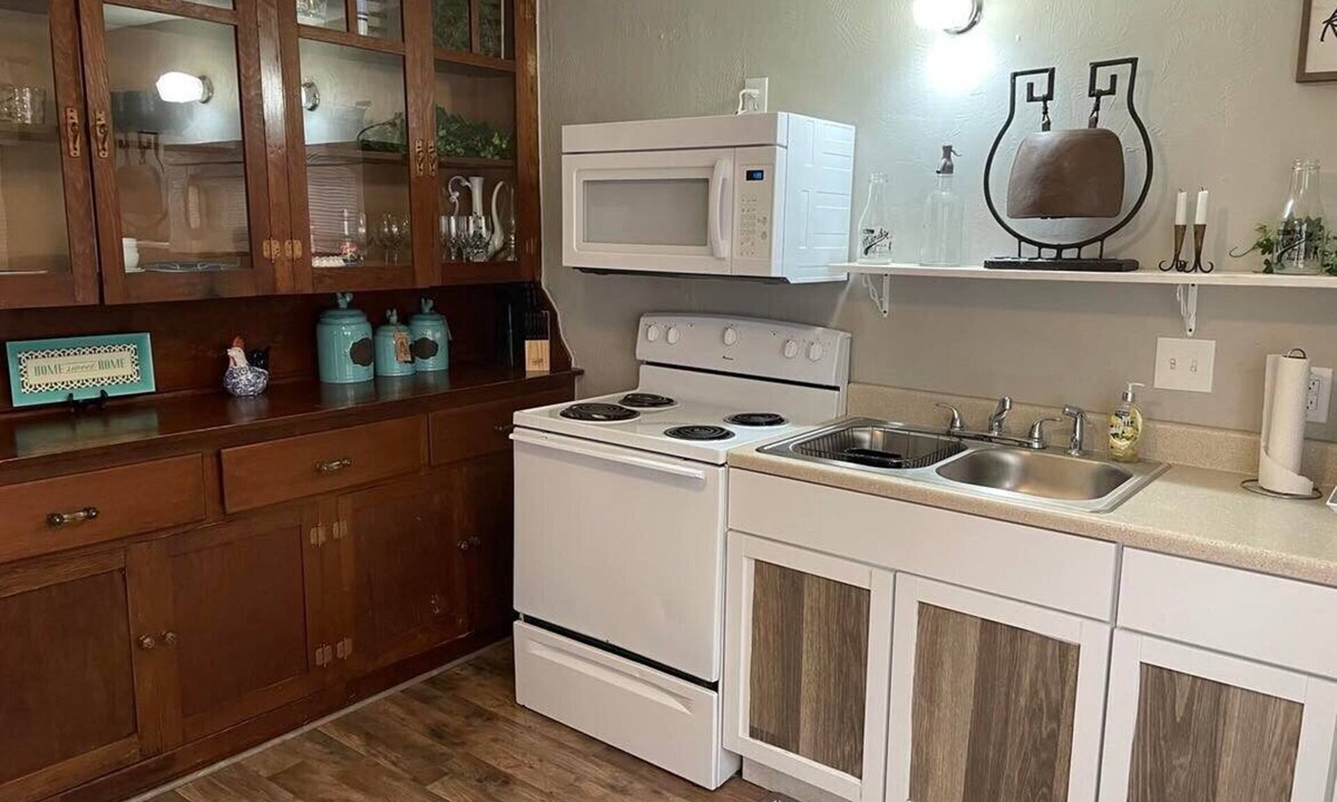 Guthrie Apartment | Downtown Apt. Wi-FI. Pets OK!
