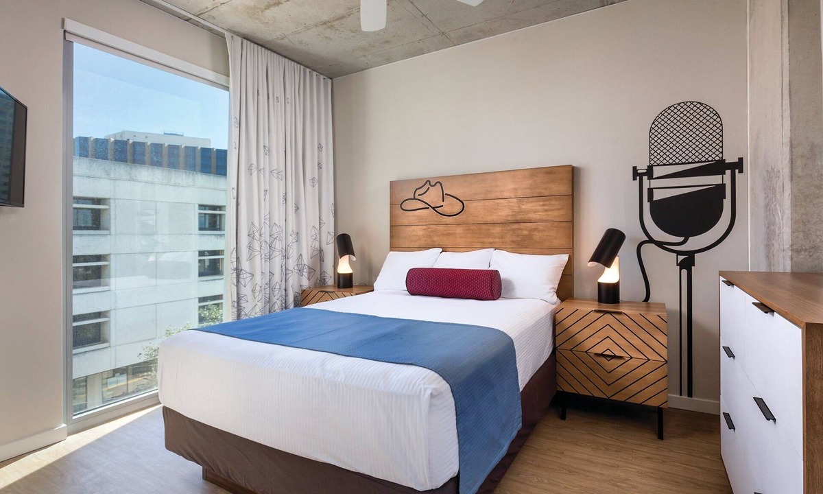 West End Resort | DOWNTOWN Austin with ROOFTOP Pool and BBQ Area, Fire Pit & a Fitness Center