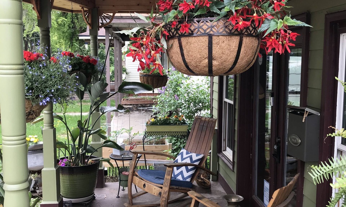 Glenwood Springs Bed & Breakfast | Downtown BnB King Bed Clawfoot Tub & Hot Tub