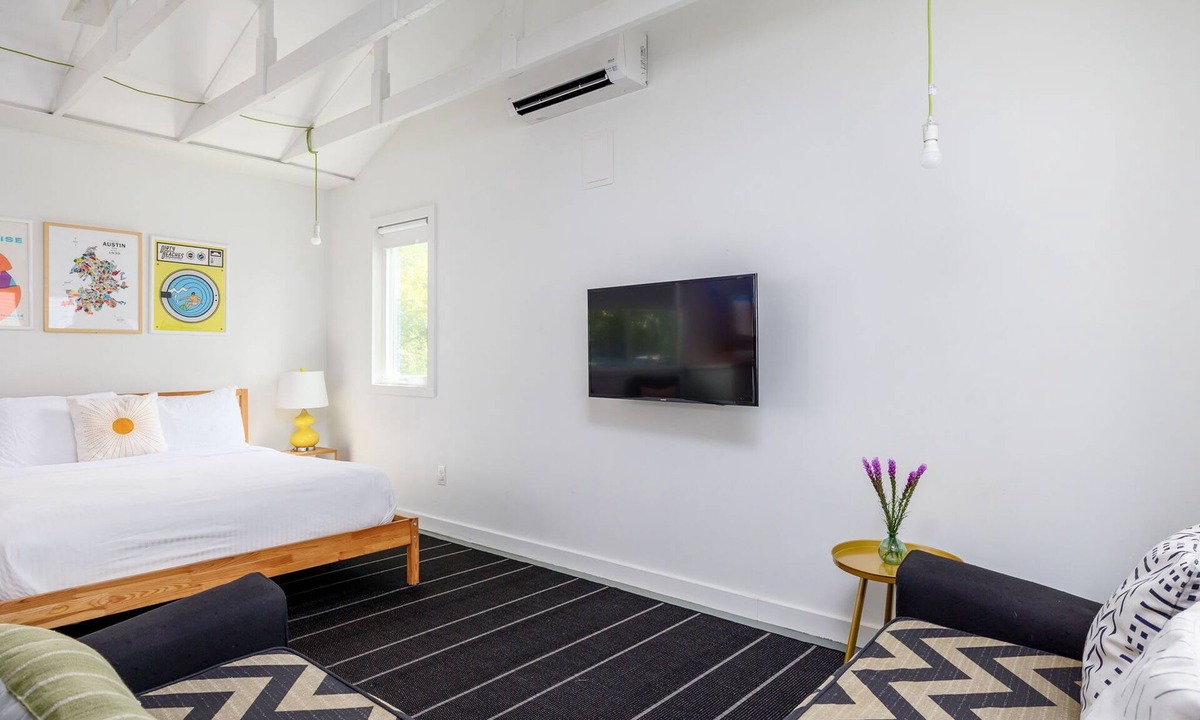 Hyde Park Apartment | Downtown, Bright - Pastel Casita