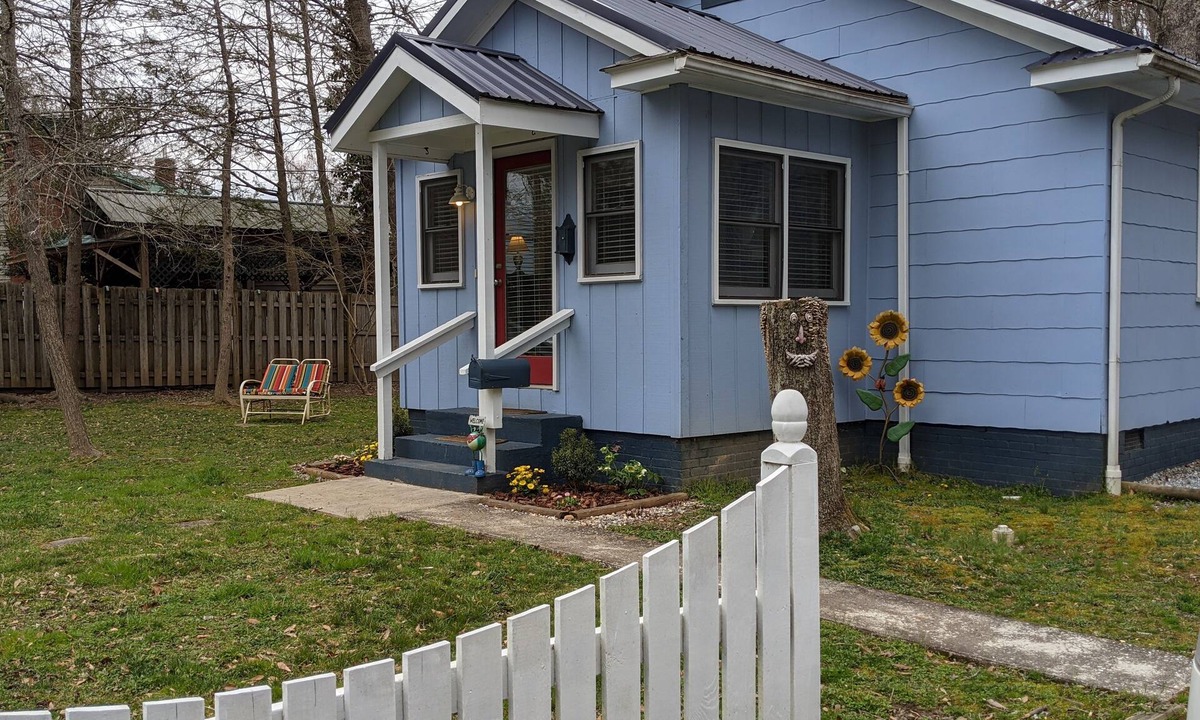 Brevard House | Downtown Bungalow! Dog Friendly - WIFI!