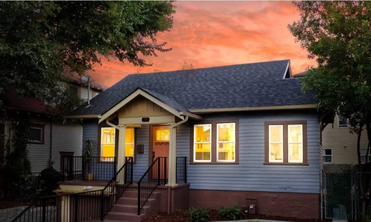 Humboldt House | Downtown Bungalow Getaway, Ideal for Long Stays!