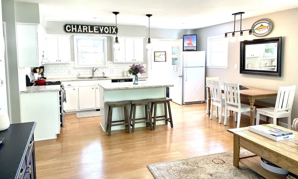 Charlevoix House | DOWNTOWN Charlevoix! July 26,Aug 8, 9-16 OPEN!-FANTASTIC location & ratings!