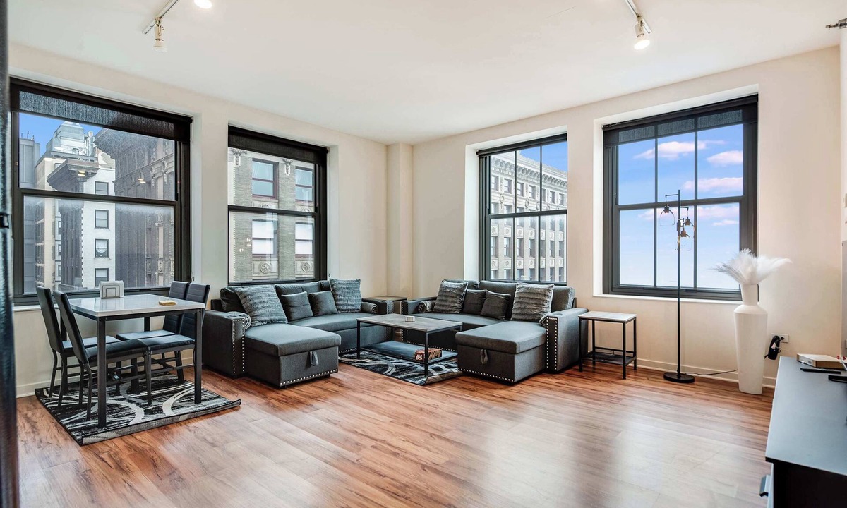 The Loop Apartment | Downtown Chicago Stay with Free In & Out Parking 3