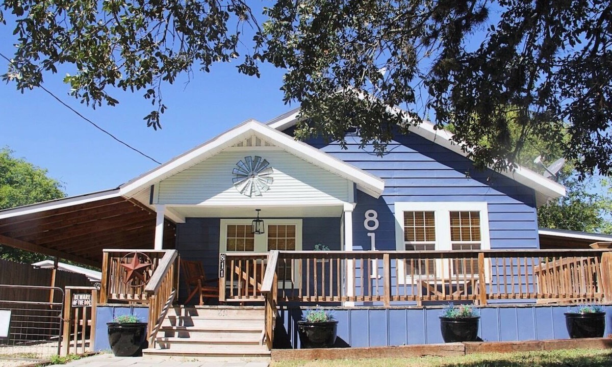 Bandera House | Downtown Classic Country Cottage