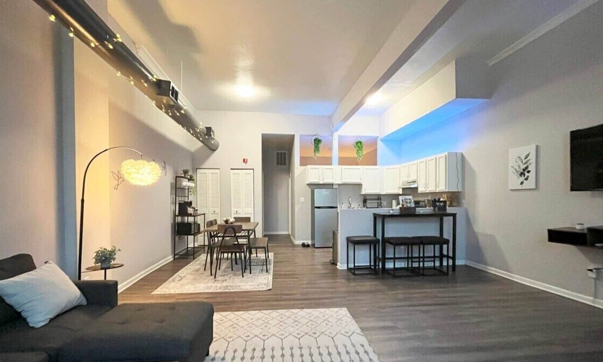 Hough Apartment | Downtown Cleveland -Modern First Floor Unit