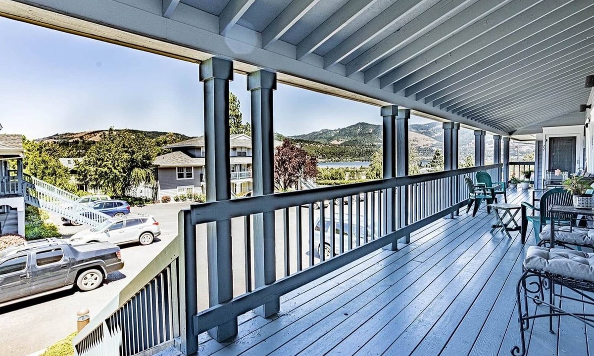 Hood River House | Downtown Condo. 2 sept living areas. Free parking