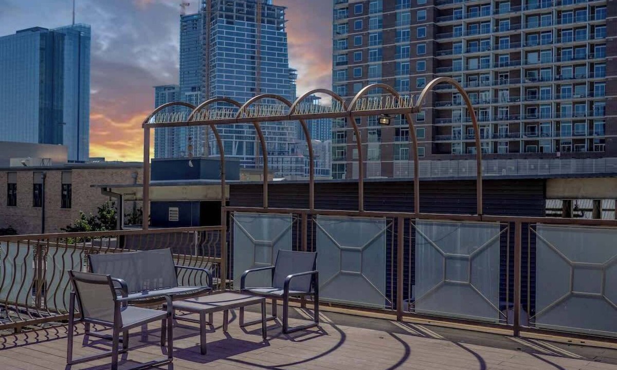 Downtown Austin Condo | Downtown Condo + Private Rooftop - Walk to 6th St