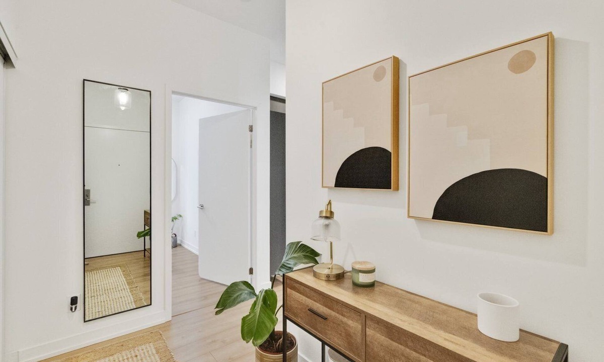 King West Village Condo | Downtown Condo! Walk to Lake, Exhibition, BMO, Budweiser & GO.