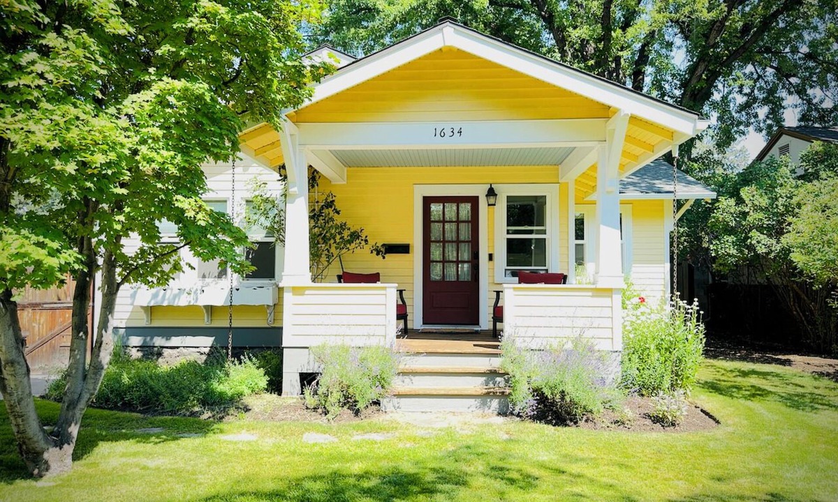 Bend House | Downtown Craftsman with Hot Tub