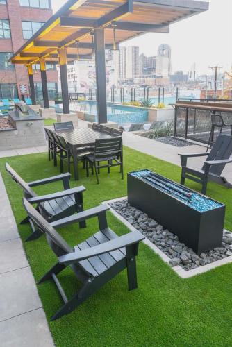 Deep Ellum Apartment | Downtown Dallas ELLUM OASIS with Balcony, Pool, Rooftop Deck, Gym, Queen Bed, King Sleeper Sofa, 2 Twin Sleeper Chairs, and Parking Garage