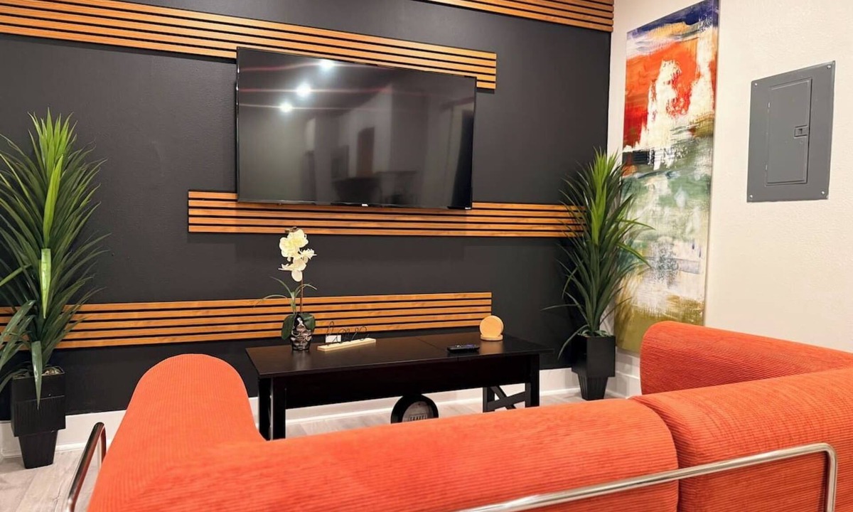 Peak's Suburban Addition Apartment | Downtown Dallas Hideaway W Free Parking Sleeps 4 Guests