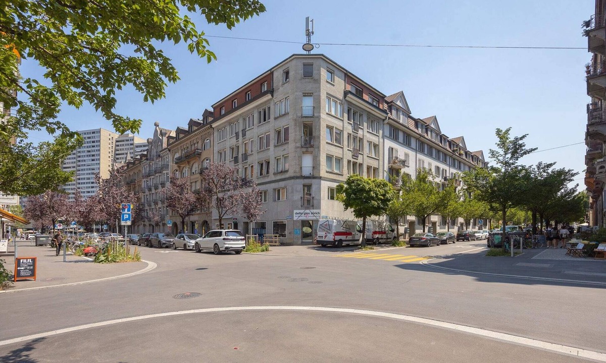 Sihlfeld Apartment | Downtown Deluxe Studio with Queen Bed (BE-15)