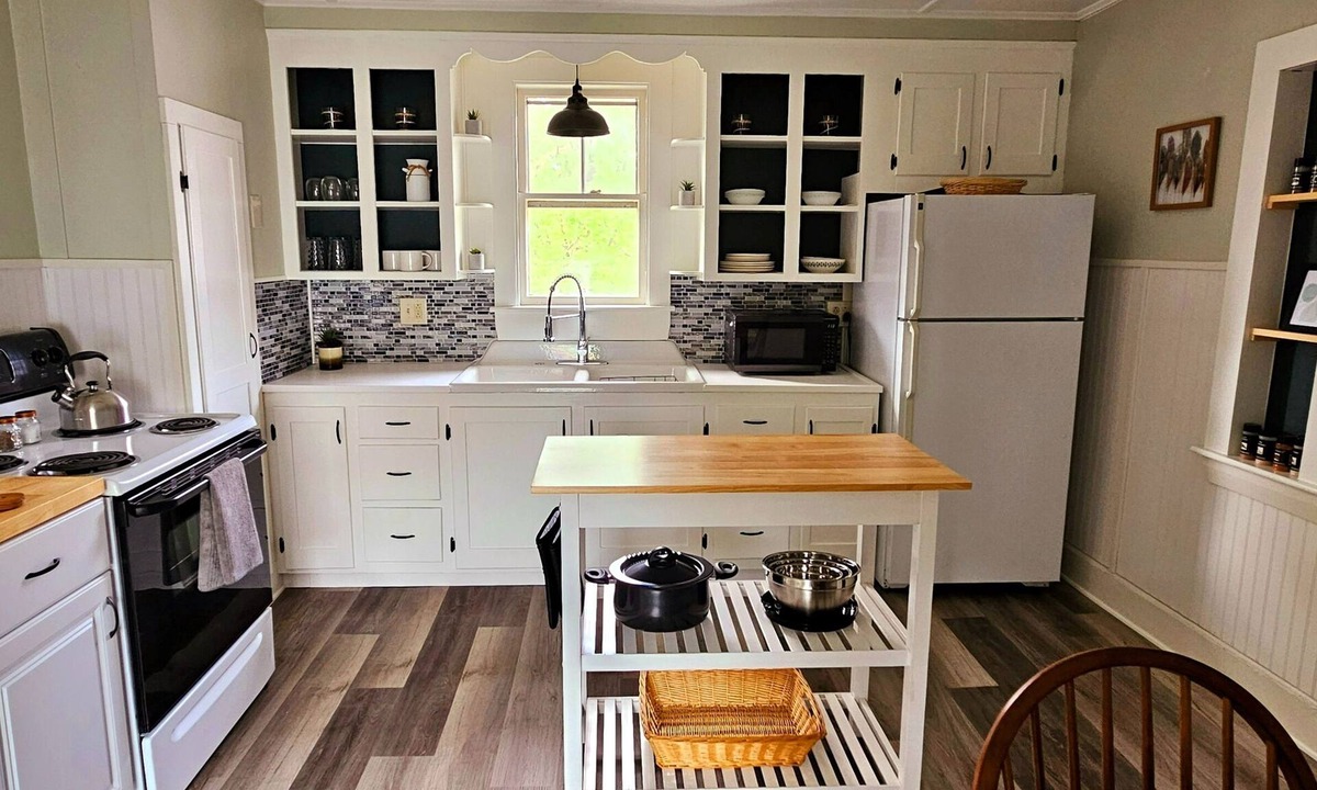 Waterville Apartment | Downtown Den/Sleeps 3/Washer/Dryer