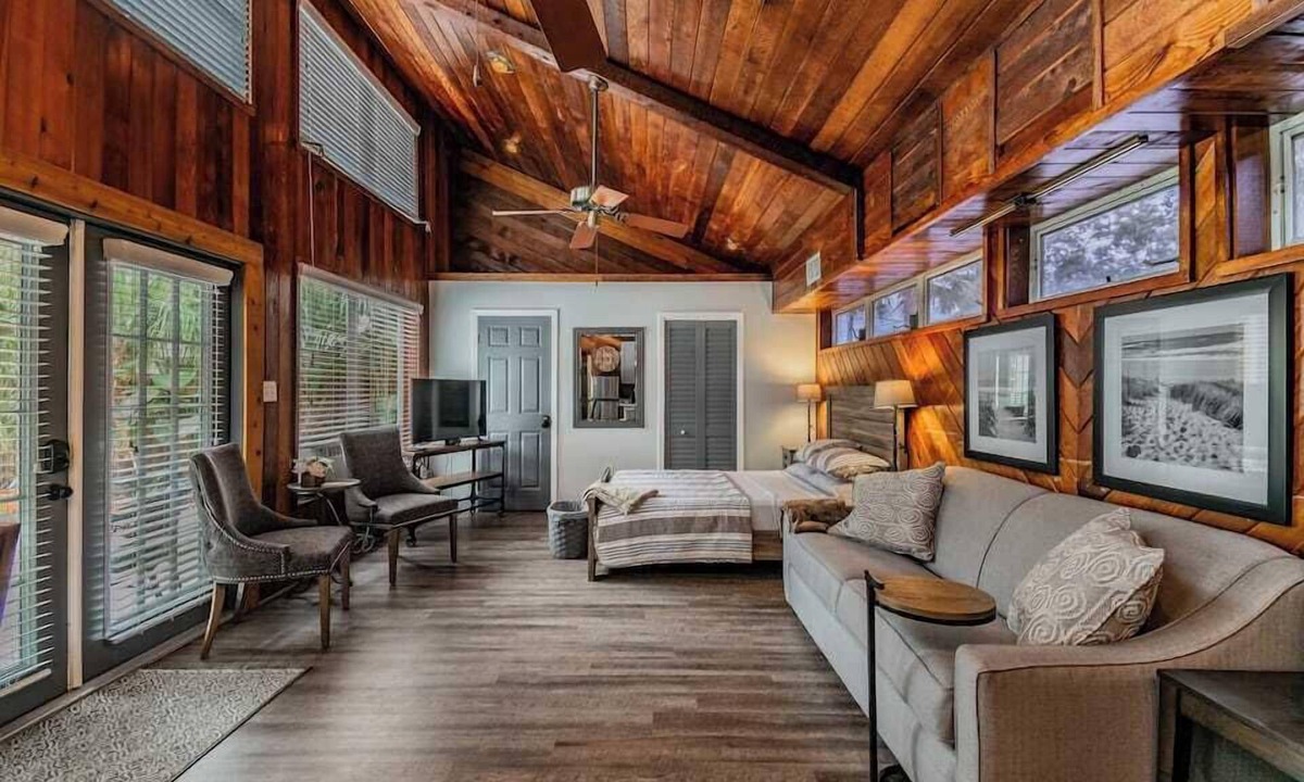 Dunedin Apartment | Downtown Dunedin B&B - Rustic Cabin Studio with Heated Pool